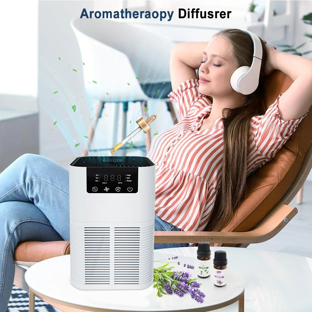 Femme détendue avec casque audio près d'un diffuseur d'aromathérapie moderne, huiles essentielles visibles, ambiance relaxante et technologique.