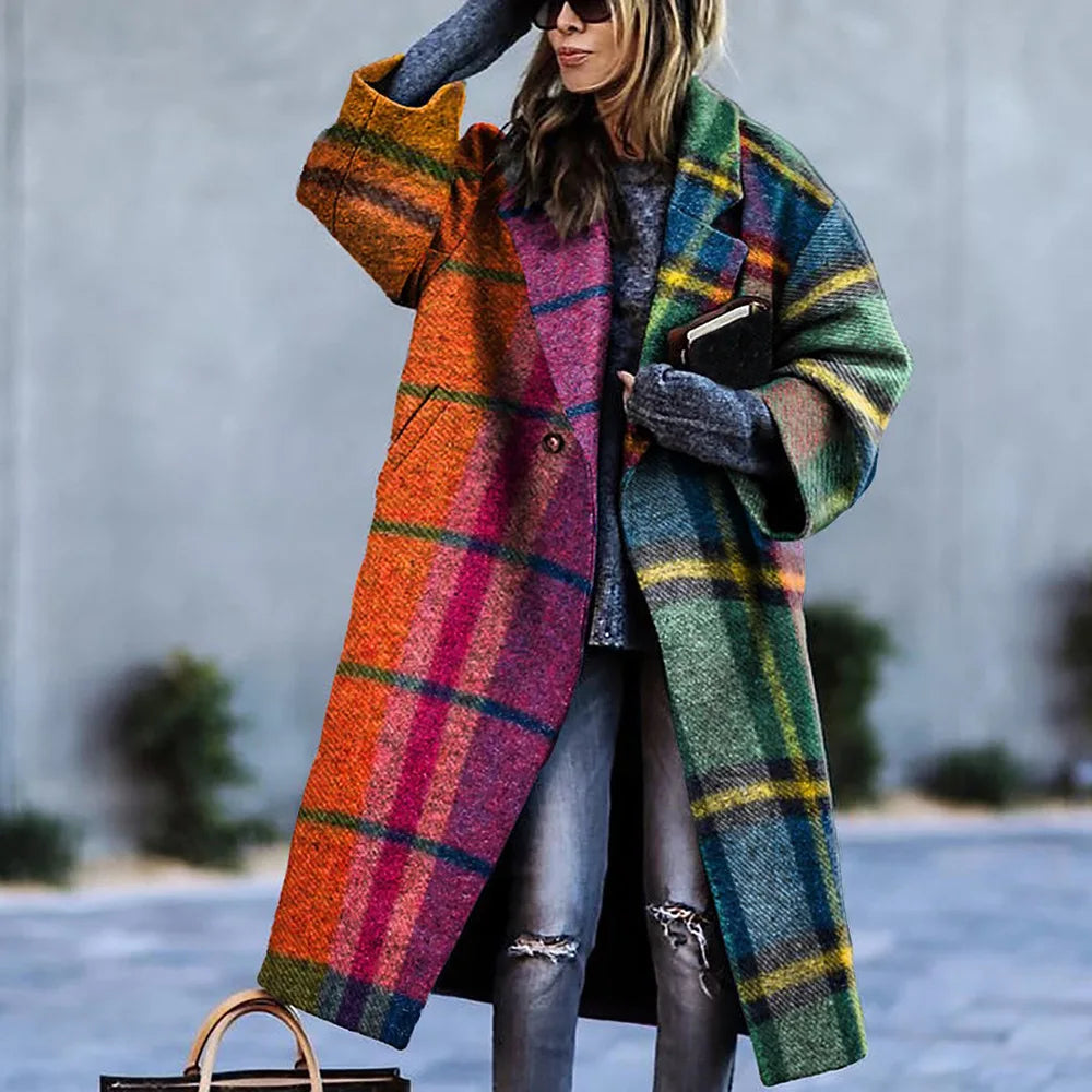 Femme portant un manteau à carreaux multicolore, style automne-hiver, avec un pull gris et un jean déchiré, tenant un sac et un livre.