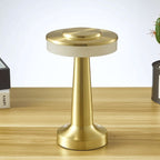 Lampe de table en laiton doré sur bureau en bois, design moderne et élégant, éclairage LED, décoration intérieure contemporaine.