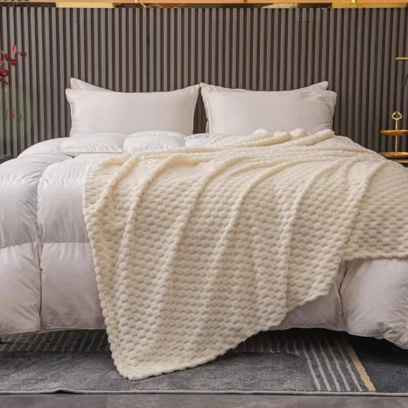 Lit élégant avec couverture en fausse fourrure blanche, oreillers moelleux, et tête de lit moderne. Décoration chambre à coucher cosy et tendance.