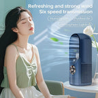 Femme profitant d'un ventilateur purificateur d'air bleu avec éclairage d'ambiance, transmission à six vitesses, humidification et purification de l'air.