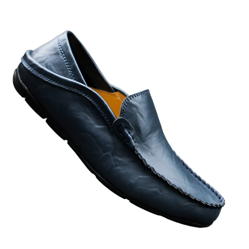 Mocassin en cuir bleu pour homme, élégant et moderne, semelle noire antidérapante, idéal pour un style décontracté ou professionnel.