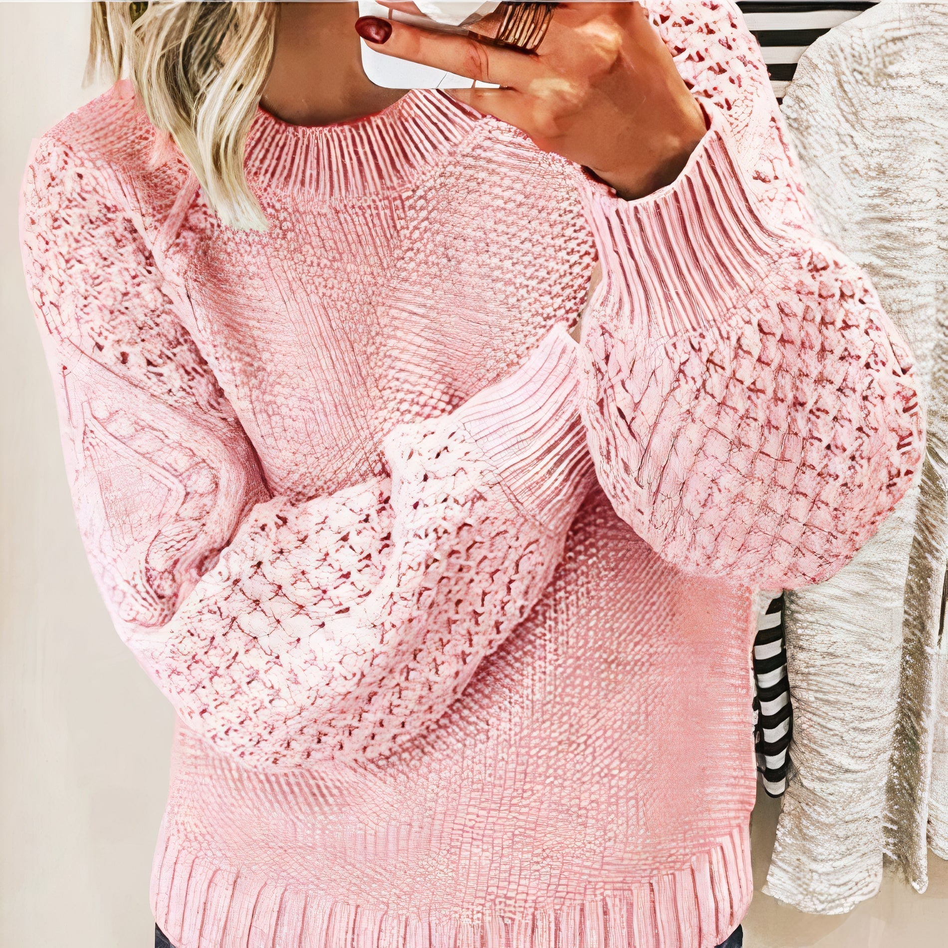 Femme portant un pull rose texturé avec manches bouffantes, tricot élégant, mode automne-hiver, style décontracté, tendance féminine.