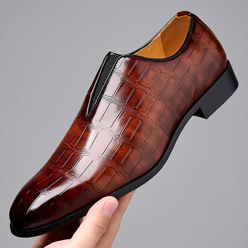 Chaussure en cuir marron pour homme, style mocassin, motif crocodile, semelle noire. Élégance et luxe pour tenues formelles et occasions spéciales.