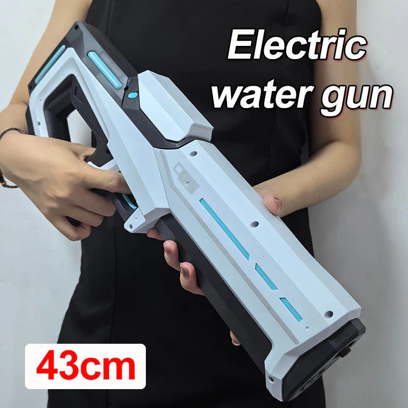 Pistolet à eau électrique 43 cm, design futuriste, blanc et noir avec accents bleus, tenu par une personne. Jouet d'été innovant et amusant.