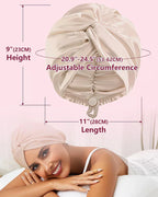 Turban en satin beige ajustable, dimensions: hauteur 23 cm, circonférence 53-62 cm, longueur 28 cm. Femme souriante portant le turban.