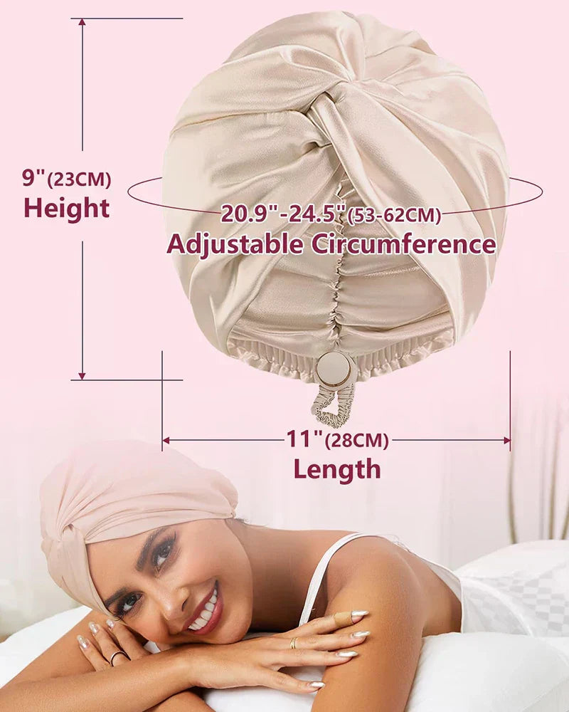 Turban en satin beige ajustable, dimensions: hauteur 23 cm, circonférence 53-62 cm, longueur 28 cm. Femme souriante portant le turban.