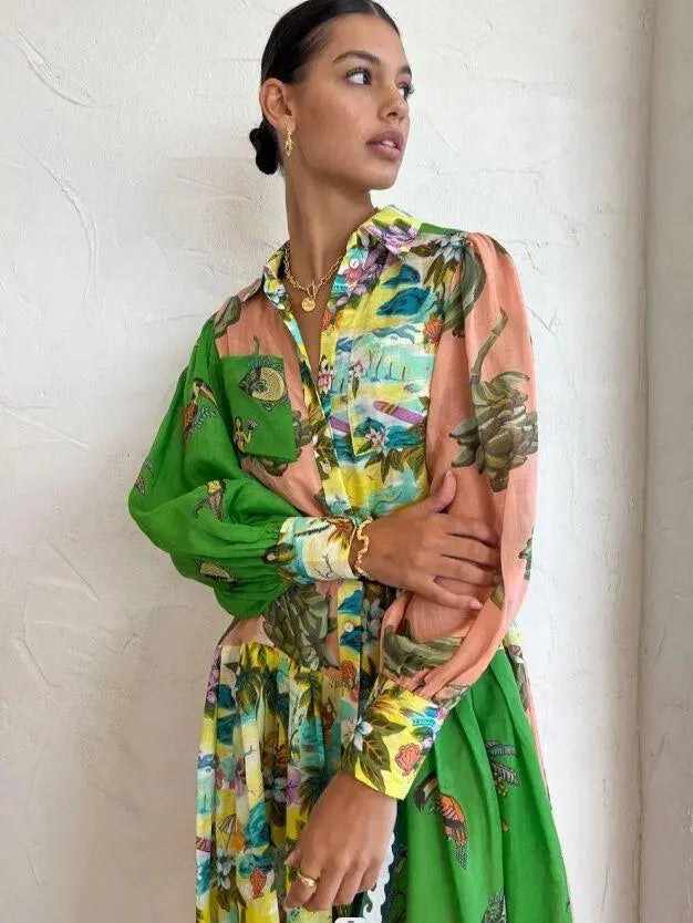 Femme portant une robe colorée à motifs floraux et papillons, fond beige texturé, cheveux attachés, accessoires dorés. Mode élégante et tendance.