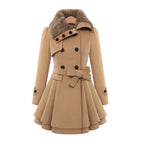 Manteau femme beige élégant avec col en fourrure, boutons noirs et ceinture nouée, style trench-coat, mode automne-hiver chic et tendance.