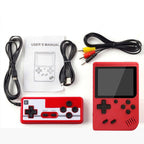 Console de jeu rétro rouge avec manette, câbles USB et AV, et manuel d'utilisation. Design portable, écran intégré, boutons classiques.