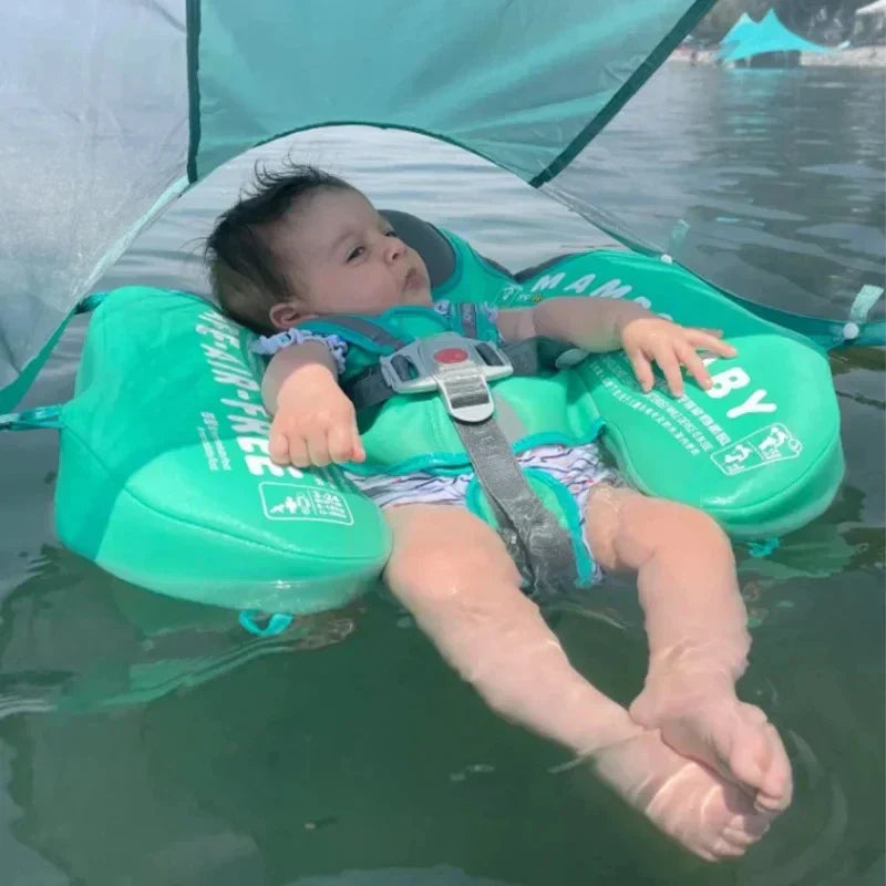 Bébé flottant sur un siège de bain vert dans l'eau, protégé par un auvent. Accessoire de sécurité pour bébé, idéal pour piscine et plage.