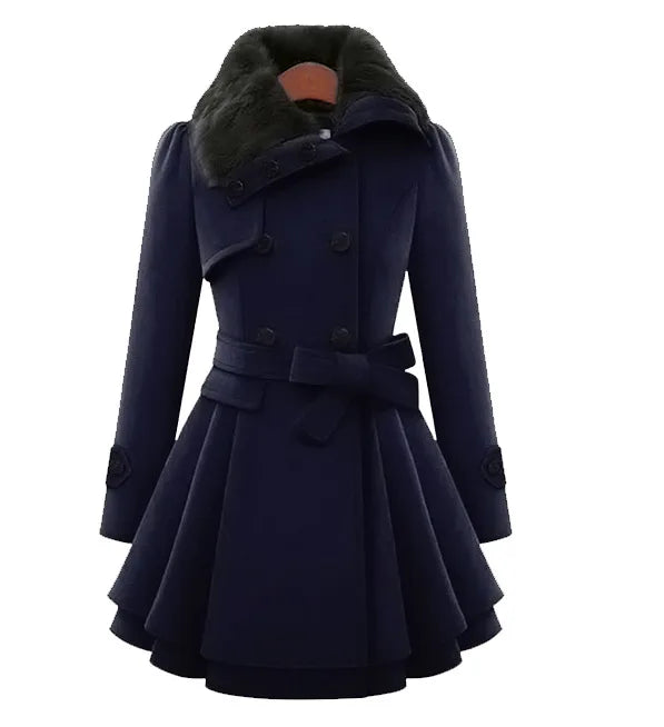 Manteau bleu marine élégant pour femme avec col en fourrure noire, ceinture à nouer, boutons décoratifs, style hivernal chic et moderne.