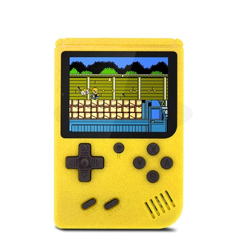 Console de jeu rétro portable jaune avec écran affichant un jeu pixelisé. Design inspiré des années 90, boutons classiques, nostalgie gaming.