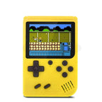 Console de jeu rétro portable jaune avec écran affichant un jeu pixelisé. Design inspiré des années 90, boutons classiques, nostalgie gaming.