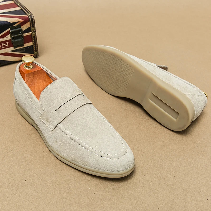 Mocassins en daim beige pour homme, semelle en caoutchouc, design élégant et moderne, parfaits pour un look décontracté ou formel.