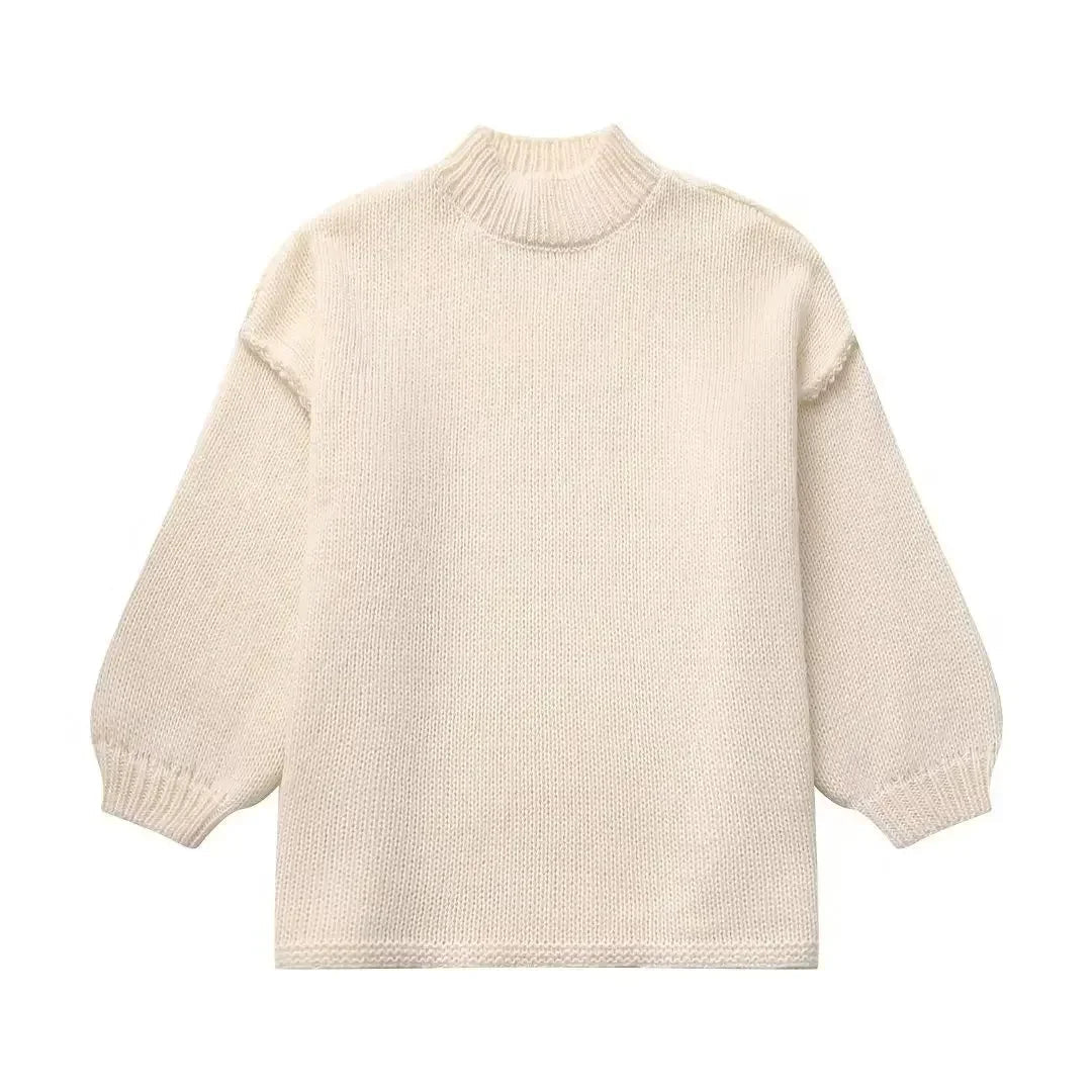Pull-over en laine beige à col montant, manches longues, style minimaliste. Mode automne-hiver, vêtement chaud et confortable pour femme.