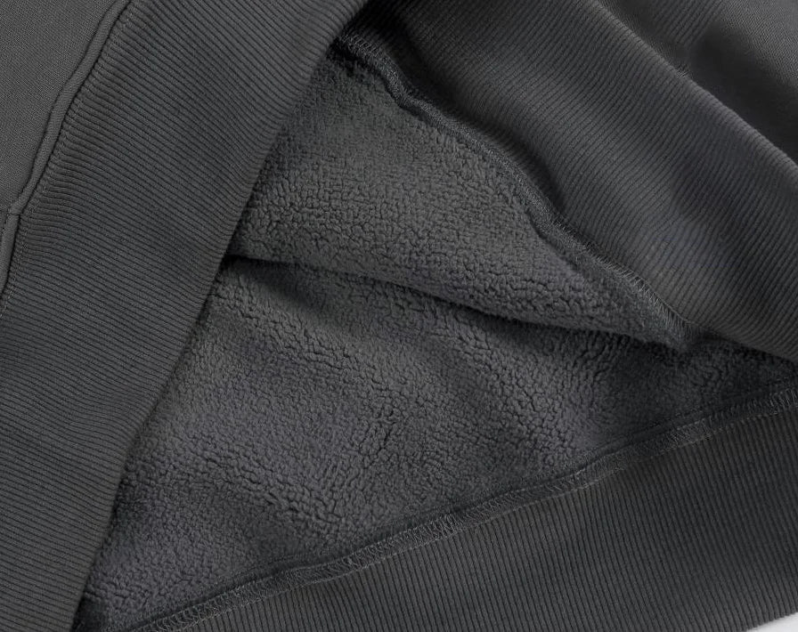 Sweat à capuche gris foncé doublé polaire, texture douce et chaude, idéal pour l'hiver, mode décontractée, vêtement confortable et tendance.
