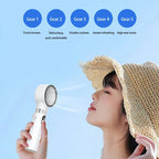 Femme avec chapeau de paille utilisant un ventilateur portable blanc à cinq vitesses, idéal pour une brise fraîche et un rafraîchissement instantané.