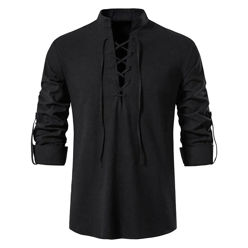 Chemise médiévale noire à manches longues, col lacé, style vintage pour homme. Mode rétro, tenue historique, costume médiéval.