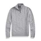 Pull gris en maille torsadée avec col zippé, style élégant et confortable, idéal pour l'hiver. Mode homme, vêtement chaud et tendance.