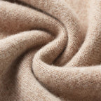 Texture douce d'un pull en cachemire beige, gros plan. Tissu luxueux, laine chaude, mode hiver, confort élégant, qualité supérieure.