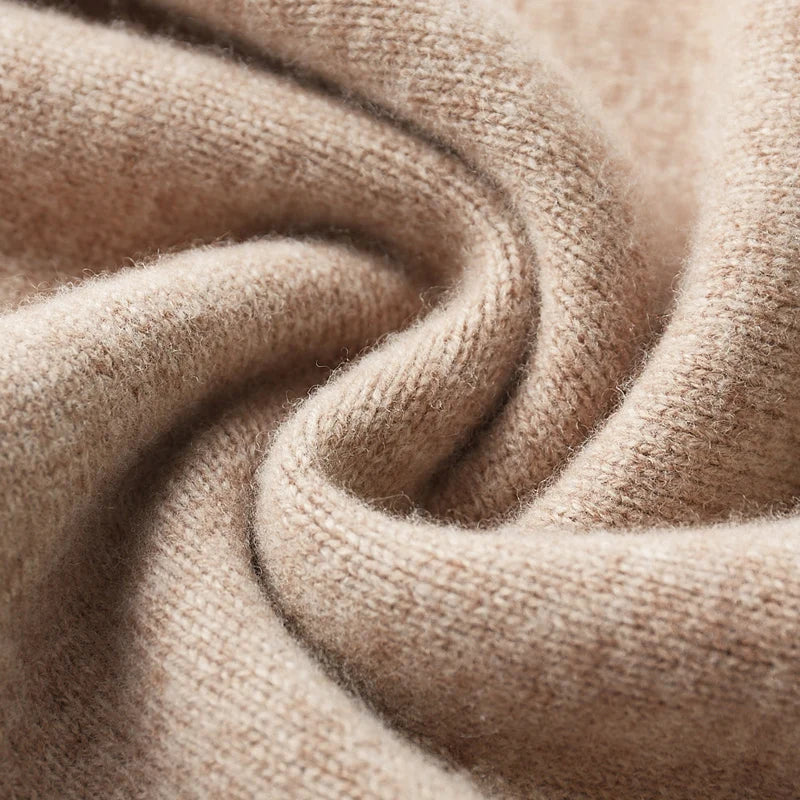Texture douce d'un pull en cachemire beige, gros plan. Tissu luxueux, laine chaude, mode hiver, confort élégant, qualité supérieure.