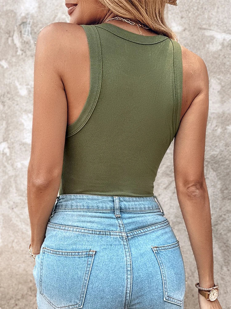 Femme portant un débardeur vert et un jean taille haute, vue de dos. Mode estivale décontractée, style urbain chic.
