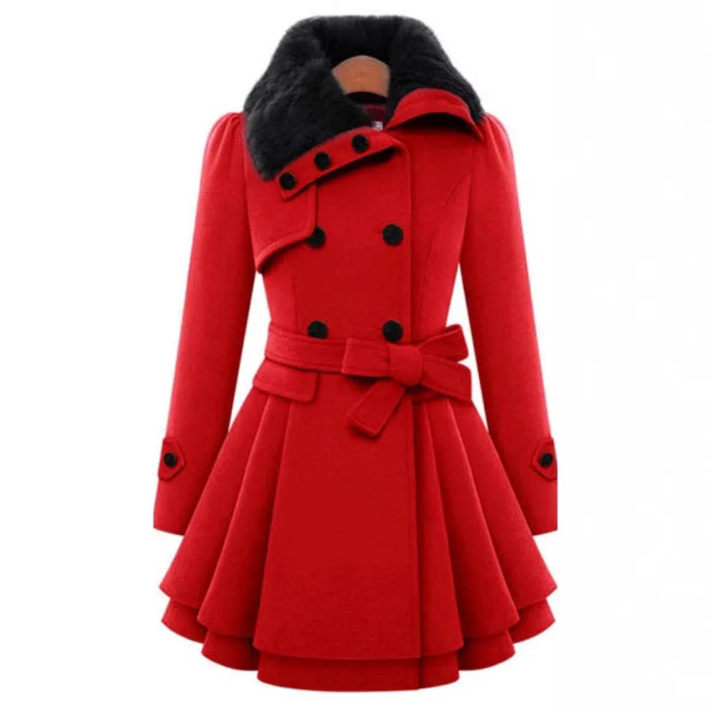 Manteau rouge élégant pour femme avec col en fourrure noire, ceinture nouée, boutons noirs, style trench-coat, mode hiver chic et tendance.