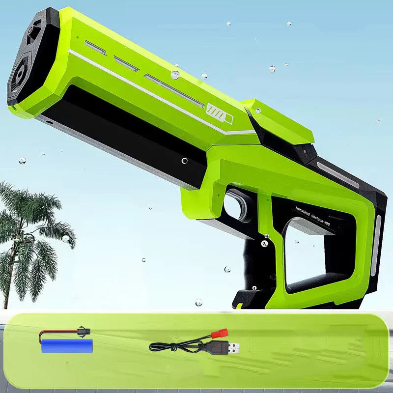 Pistolet à eau électrique vert avec batterie rechargeable et câble USB, fond ciel bleu, idéal pour jeux d'été et activités extérieures.