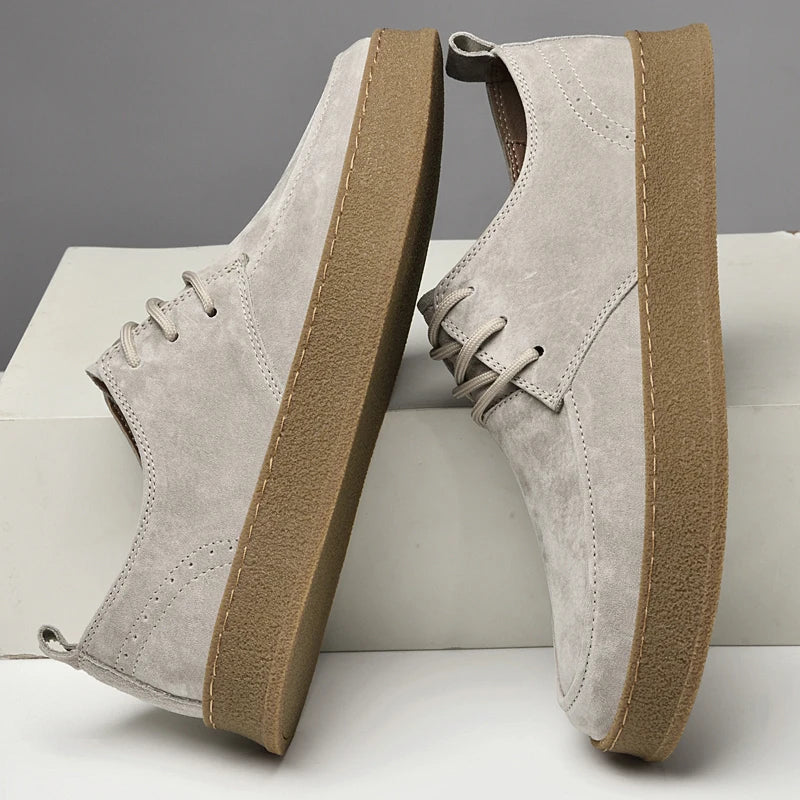 Chaussures en daim gris clair pour hommes avec semelle en caoutchouc marron, style décontracté et moderne, idéales pour un look élégant et confortable.