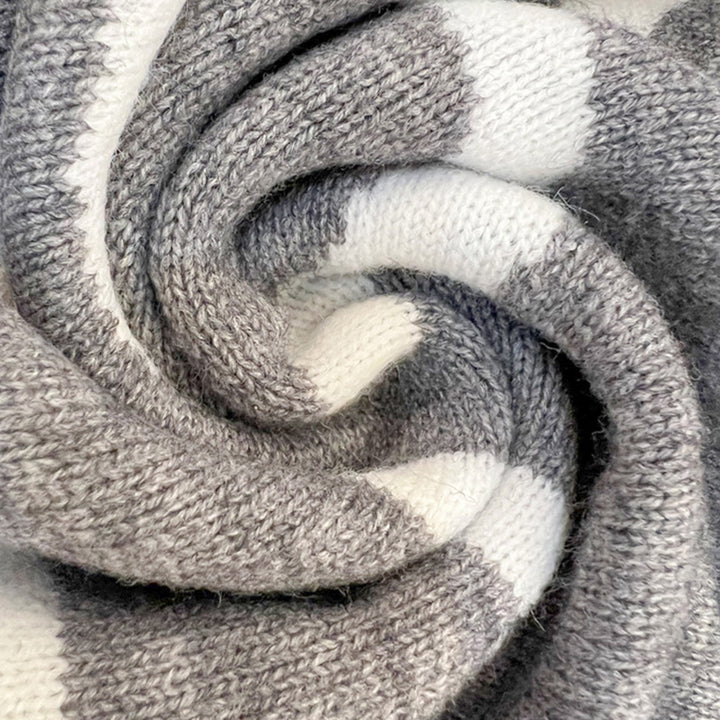 Écharpe en laine grise et blanche, motif rayé, texture douce et chaude, accessoire d'hiver tendance, idéal pour le confort et le style.