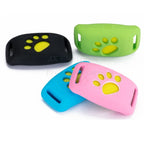 Quatre housses en silicone colorées pour traceurs GPS pour animaux, avec motif patte de chien. Accessoires de protection pour colliers de chiens et chats.