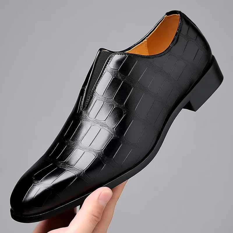 Chaussure habillée en cuir noir verni, motif crocodile, élégante et moderne, idéale pour hommes, style formel, semelle noire robuste.