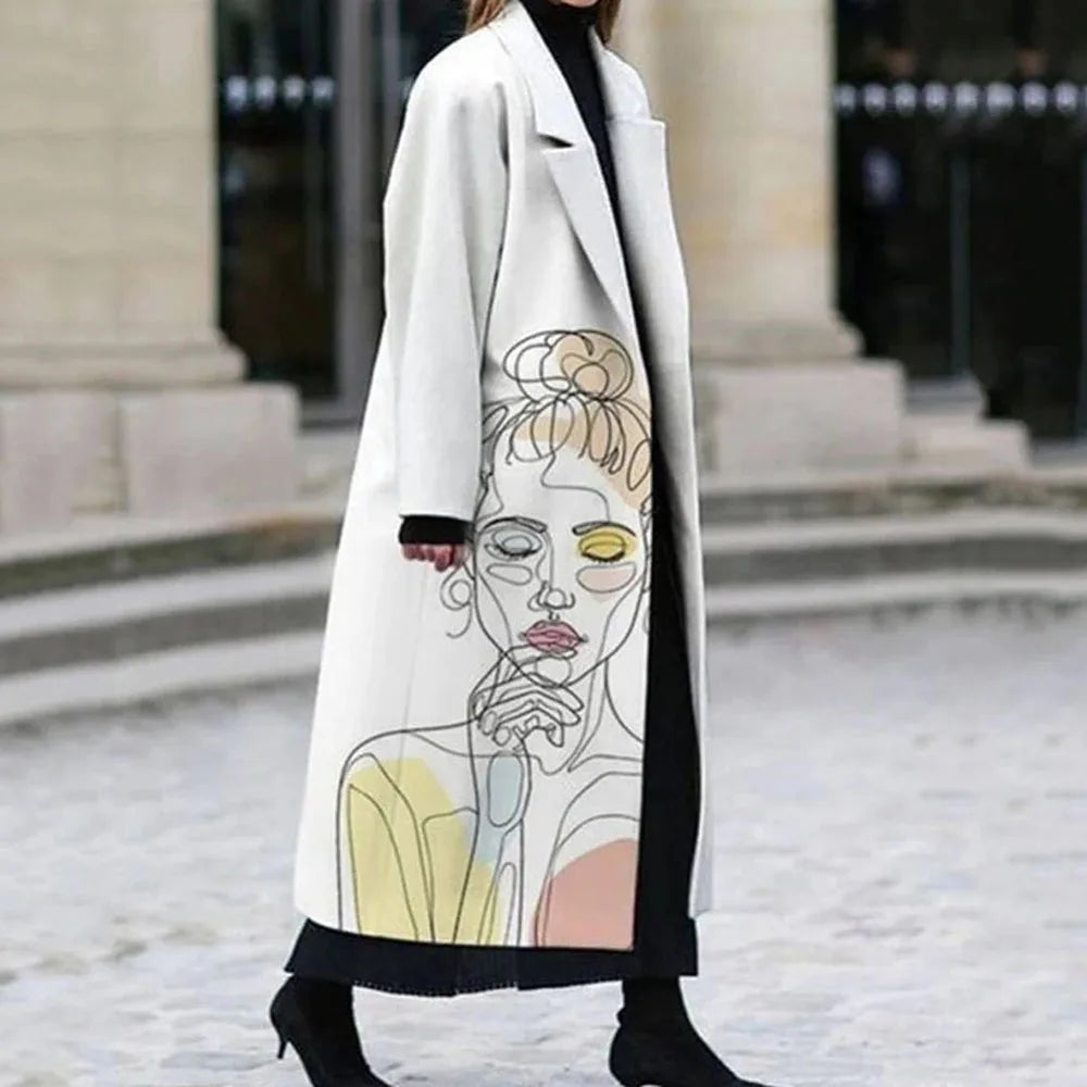 Manteau blanc avec dessin artistique de visage féminin, style minimaliste, porté par une personne en robe noire, mode urbaine élégante.