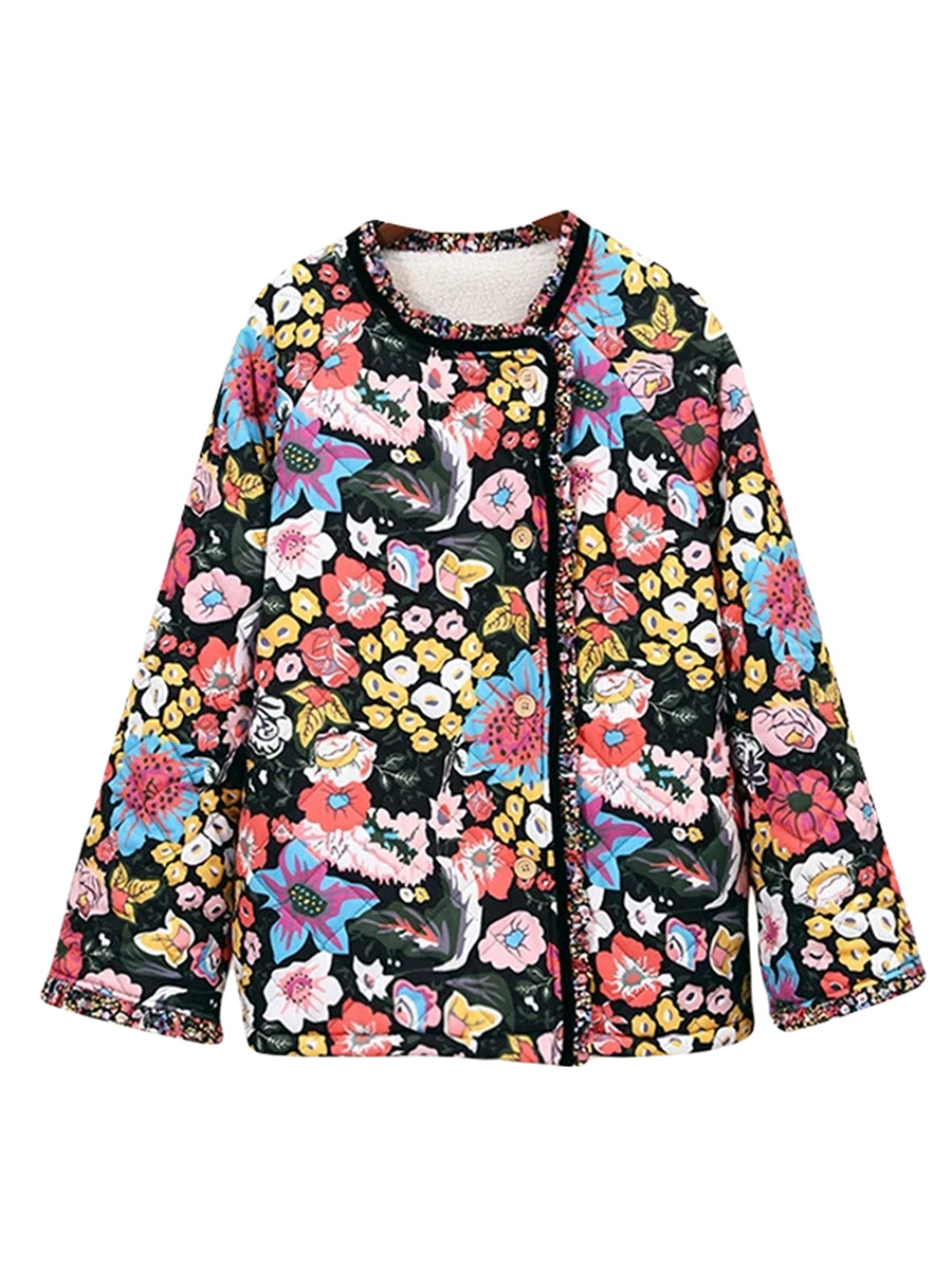 Veste matelassée à motifs floraux colorés, fond noir. Design vibrant avec fleurs roses, jaunes et bleues. Mode automne-hiver tendance.