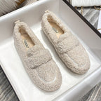 Chaussures mocassins en peluche beige pour femme dans une boîte, confortables et élégantes, idéales pour l'hiver. Mode féminine, tendance automne-hiver.
