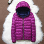 Doudoune violette à capuche sur fond de fourrure blanche, veste matelassée chaude, mode hiver, vêtement isolant, tendance féminine.