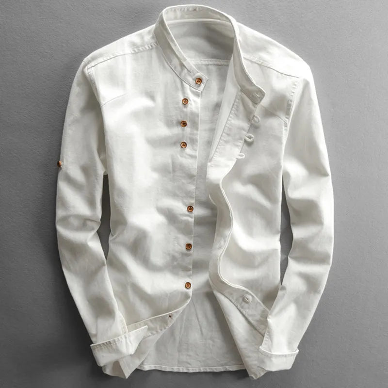 Chemise blanche en lin pour homme, col mao, manches longues, boutons en bois, style décontracté et élégant, mode masculine tendance.