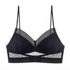 Soutien-gorge noir en dentelle avec bretelles fines, design à rayures et détails transparents. Lingerie féminine élégante et moderne.