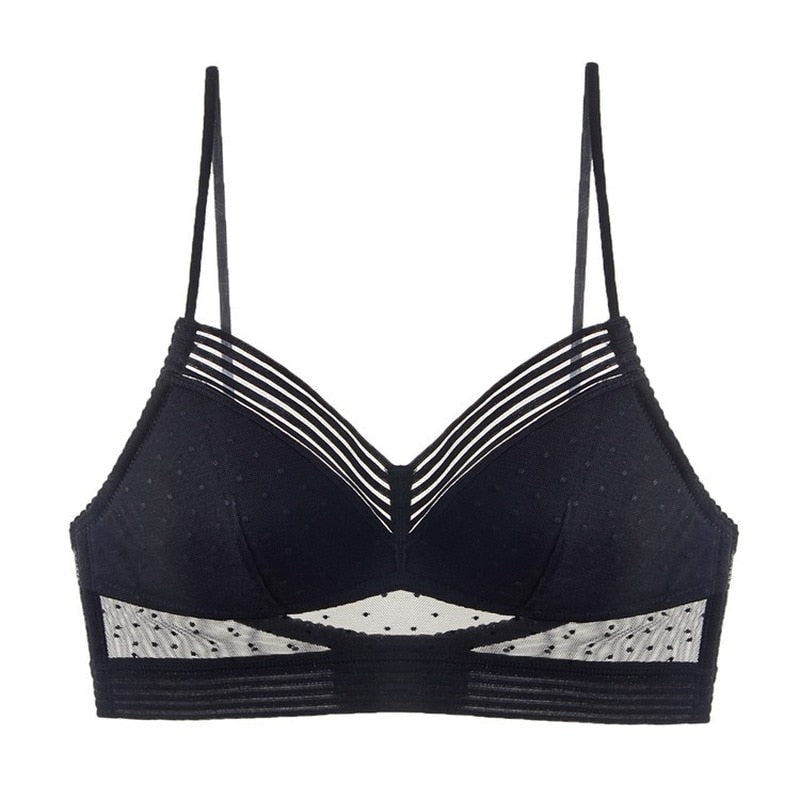 Soutien-gorge noir en dentelle avec bretelles fines, design à rayures et détails transparents. Lingerie féminine élégante et moderne.