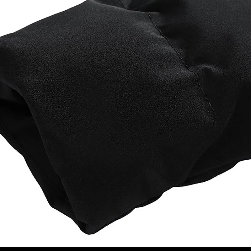 Manche de manteau noir en tissu imperméable, design moderne et élégant, idéal pour l'hiver. Vêtement chaud et confortable pour temps froid.