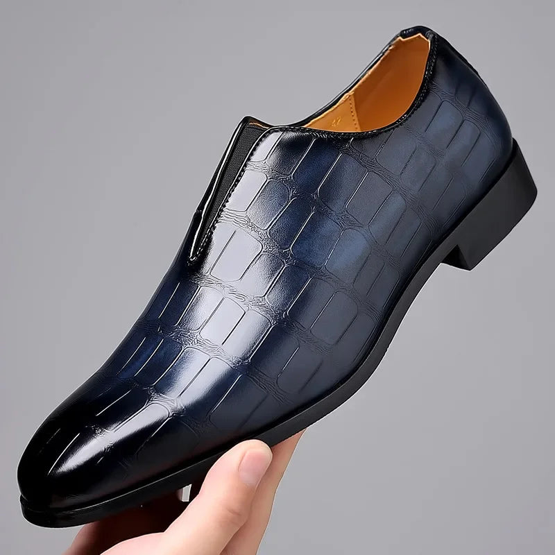 Chaussure habillée en cuir verni bleu foncé, motif crocodile, élégante et moderne, idéale pour hommes, style formel et tendance.