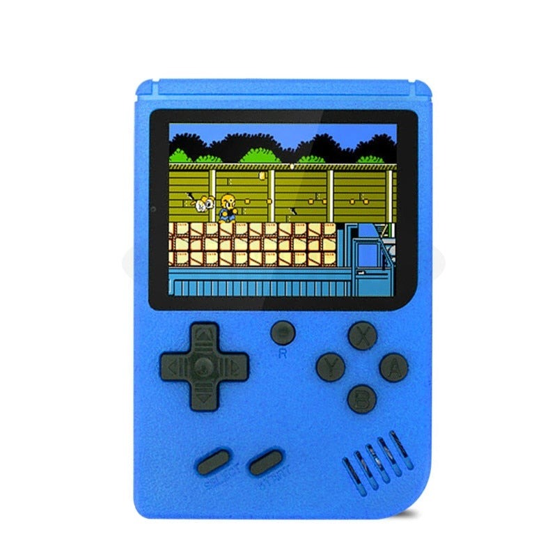 Console de jeu rétro portable bleue avec écran affichant un jeu pixelisé. Design inspiré des années 90, boutons de contrôle classiques.