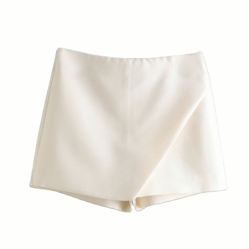 Short blanc élégant pour femme, design minimaliste, tissu doux et confortable. Mode estivale, vêtement tendance, idéal pour tenues décontractées.