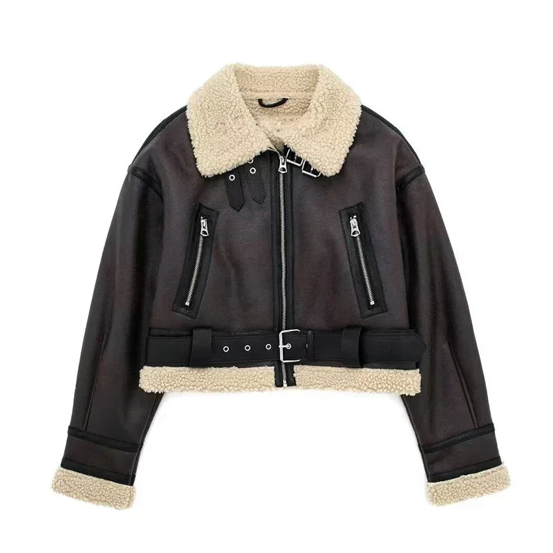 Veste aviateur en cuir marron avec doublure en fourrure synthétique, col et ceinture ajustable, style vintage, mode hiver, tendance.