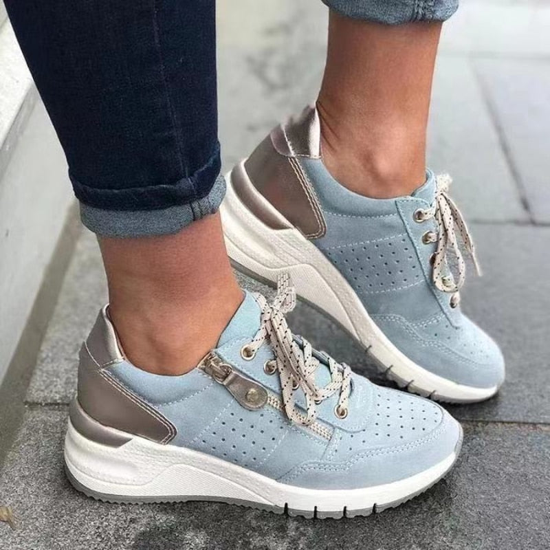 Baskets mode femme bleu clair avec lacets blancs, détails argentés, semelle épaisse blanche. Chaussures tendance pour un look décontracté et moderne.