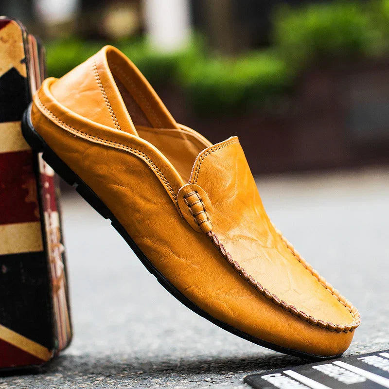 Mocassin en cuir jaune pour homme, élégant et confortable, semelle noire antidérapante, idéal pour un style décontracté et tendance.