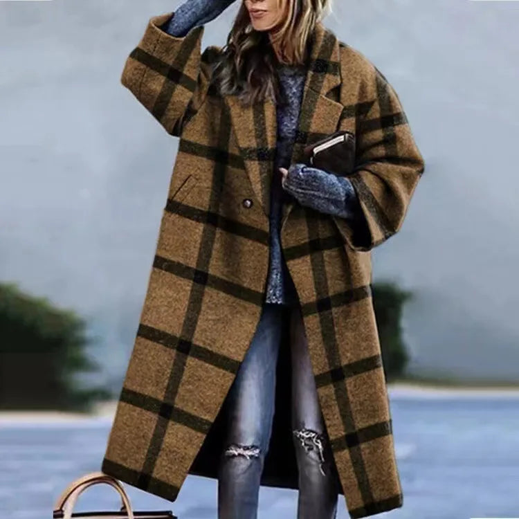 Femme portant un manteau à carreaux marron, tenue d'hiver élégante, avec pull bleu et jeans déchirés, mode automne-hiver tendance.
