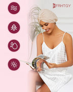 Femme en robe blanche lisant un magazine, portant un turban beige. Icônes de soins capillaires sur fond rose. Routine beauté, bien-être.