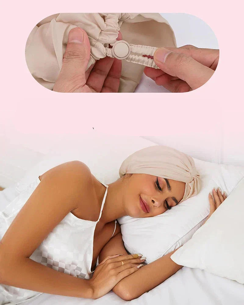 Femme dormant avec un bonnet de nuit en satin beige, idéal pour protéger les cheveux. Gros plan sur la fermeture élastique ajustable.